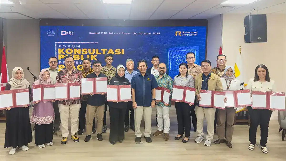 Kanwil DJP Jakarta Pusat Serahkan Taxpayers Charter kepada Wajib Pajak