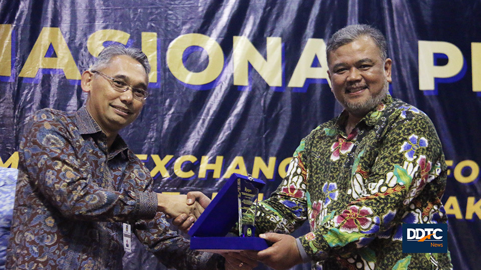 Pemberian plakat kepada Staf Ahli Menkeu Bidang Peraturan dan Penegakan Hukum Pajak Awan Nurmawan oleh Kepala BPPK Rionald Silaban.