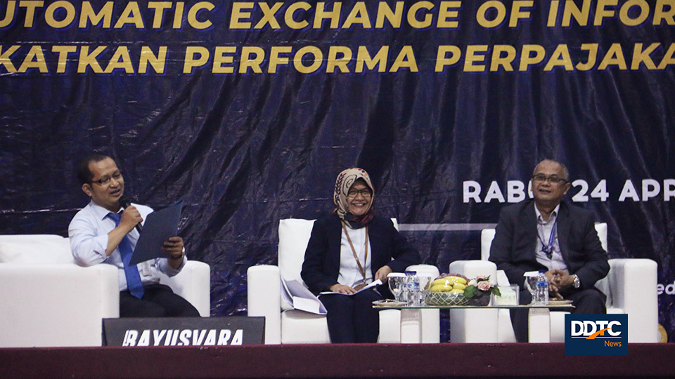 Pembukaan sesi seminar kedua yang dipandu langsung oleh Dosen Pajak PKN STAN Ferry Irawan sebagai moderator (kiri). Pembicara dalam sesi ini adalah Managing Partner DDTC Darussalam dan Kepala Sub Direktorat Pertukaran Informasi Perpajakan Internasional DJP Leli Listianawati. 