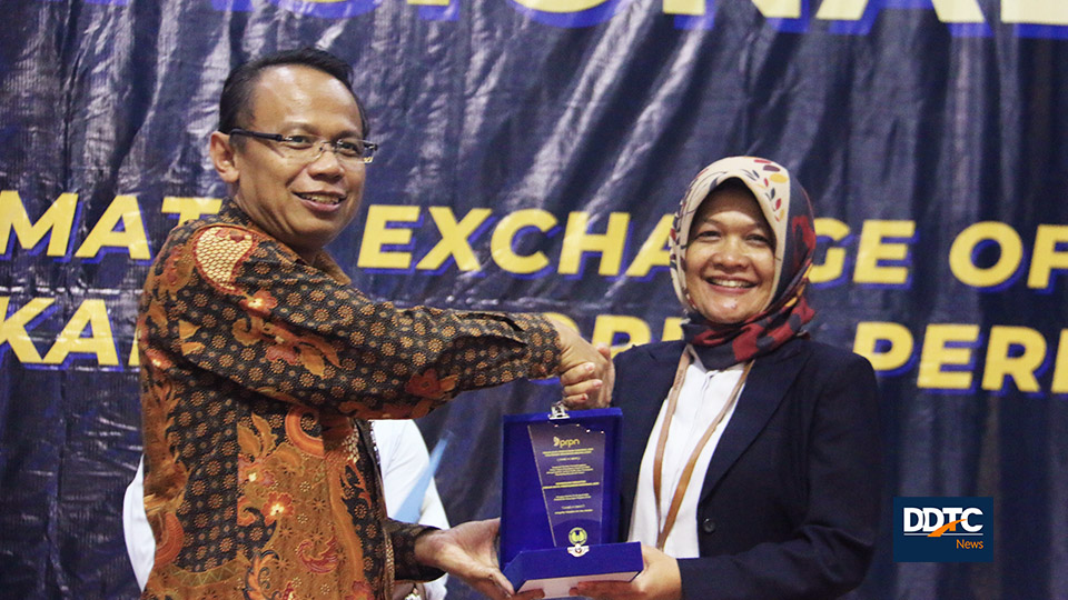 Pemberian plakat kepada Kepala Sub Direktorat Pertukaran Informasi Perpajakan Internasional DJP Leli Listianawati oleh Direktur PKN STAN Rahmadi Murwanto. 