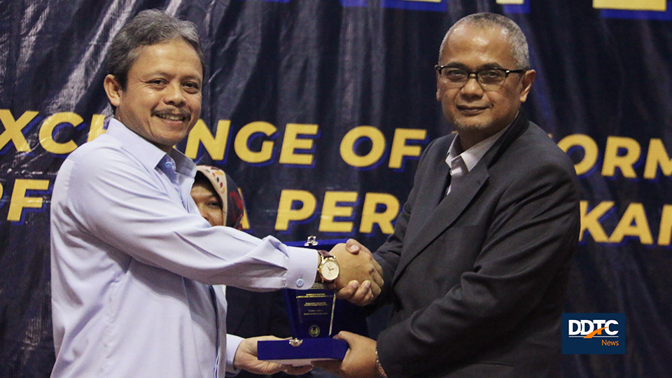 Pemberian plakat kepada Managing Partner DDTC oleh Kepala Kanwil DJP Banten Jatnika. 