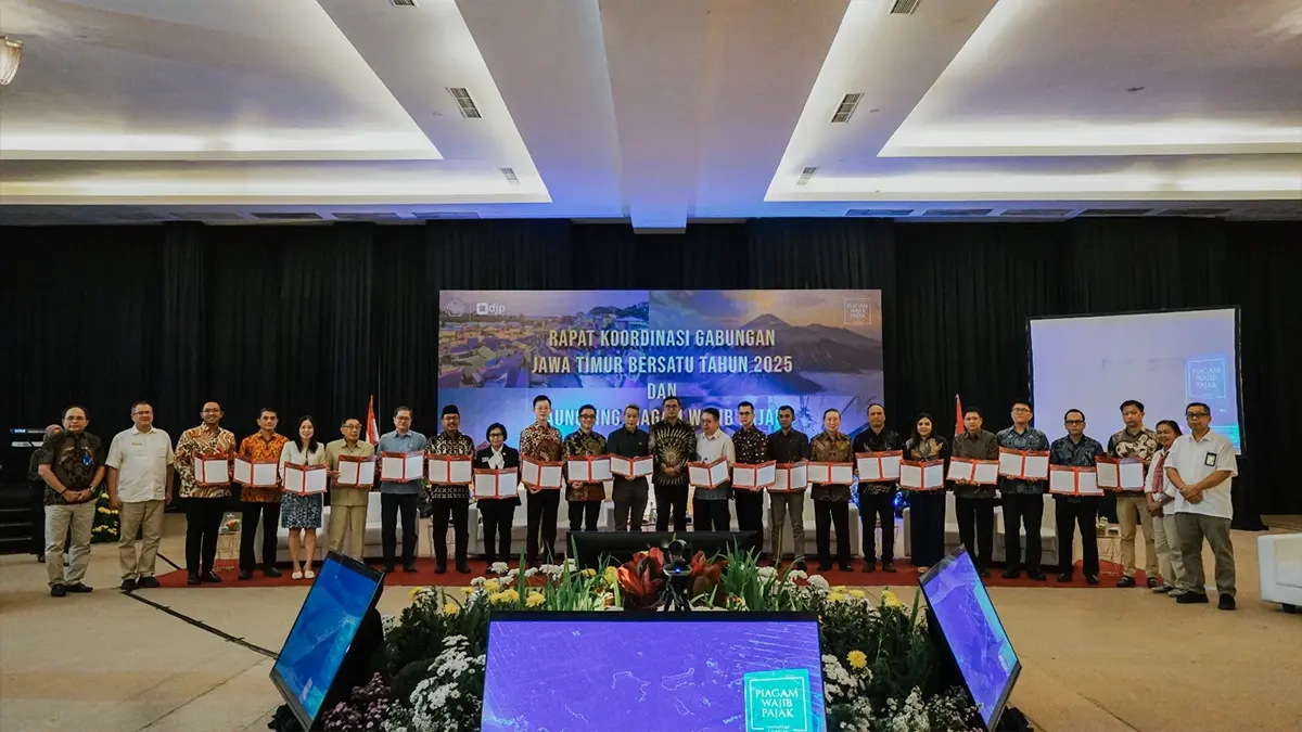 Dirjen Pajak Bimo Serahkan Taxpayer Charter ke 20 WP di Malang