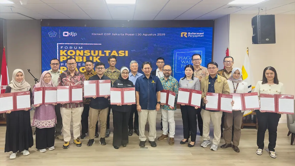 Kanwil DJP Jakarta Pusat Serahkan Taxpayers Charter kepada Wajib Pajak